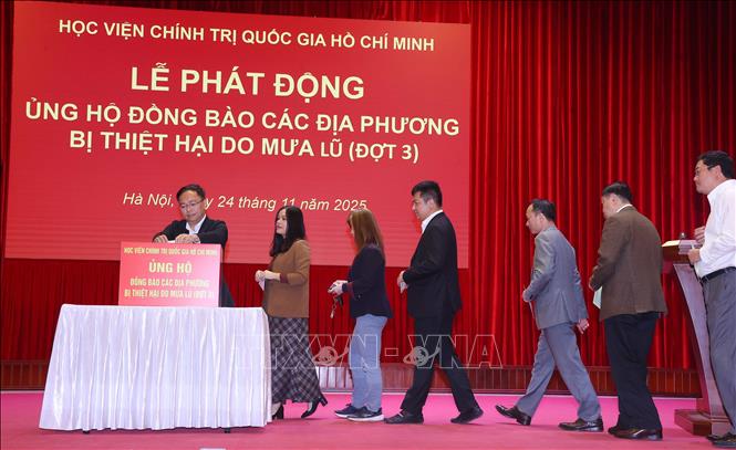 Cán bộ, công chức, viên chức, giảng viên và học viên của Học viện Chính trị quốc gia Hồ Chí Minh ủng hộ đồng bào các địa phương bị thiệt hại do mưa lũ gây ra. Ảnh: Văn Điệp – TTXVN