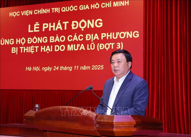 GS,TS Nguyễn Xuân Thắng phát động ủng hộ các địa phương bị thiệt hại do bão lũ gây ra. Ảnh: Văn Điệp – TTXVN