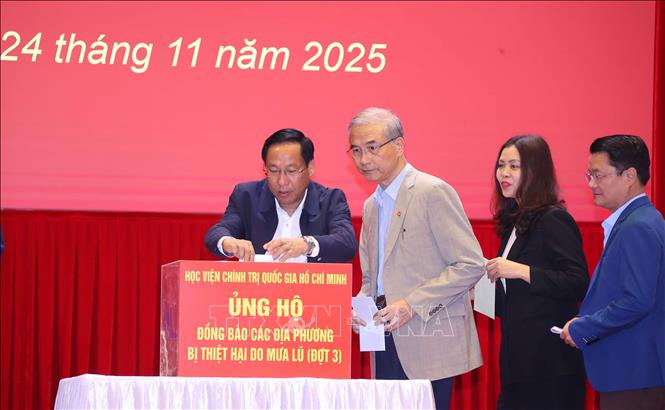 Cán bộ, công chức, viên chức, giảng viên và học viên của Học viện Chính trị quốc gia Hồ Chí Minh ủng hộ đồng bào các địa phương bị thiệt hại do mưa lũ gây ra. Ảnh: Văn Điệp – TTXVN