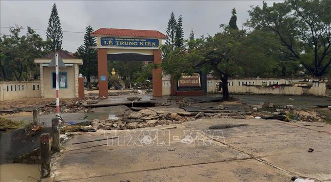 Cảnh đổ nát bên ngoài một trường học ở Đắk Lắk do nước lũ tàn phá. Ảnh: Nguyên Dung - TTXVN