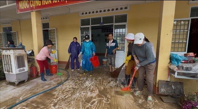  Thầy cô giáo dọn dẹp vệ sinh nhà trường để học sinh sớm được quay lại học tập. Ảnh: Nguyên Dung - TTXVN