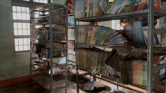 Phòng thư viện của một trường học ở Đắk Lắk bị ngập nước, sách vở hư hỏng hoàn toàn. Ảnh: Nguyên Dung - TTXVN