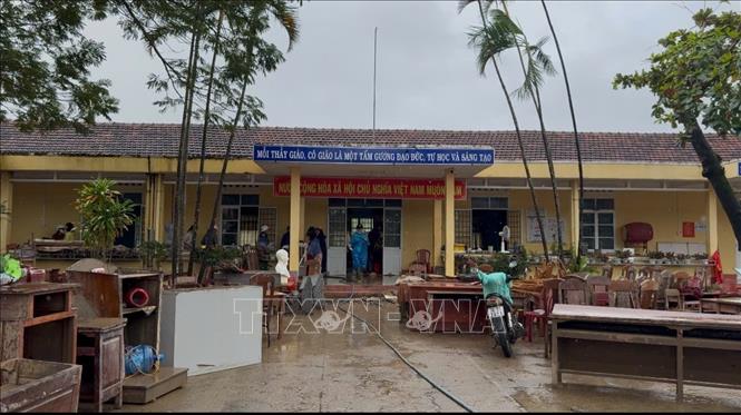 Trường Tiểu học Trần Quốc Toản, phường Đông Hòa, tỉnh Đắk Lắk ngổn ngang sau lũ. Ảnh: Nguyên Dung - TTXVN