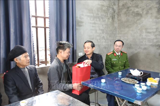 Chủ tịch UBND tỉnh Bắc Ninh Phạm Hoàng Sơn tặng quà gia đình nạn nhân tai nạn giao thông năm 2024 ở phường Tân Tiến. Ảnh: Đỗ Huyền - TTXVN