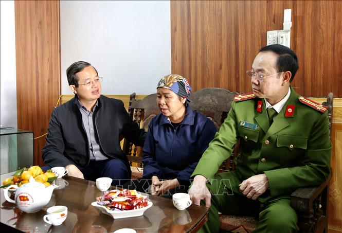 Chủ tịch UBND tỉnh Bắc Ninh Phạm Hoàng Sơn thăm hỏi, động viên gia đình nạn nhân tai nạn giao thông ở phường Yên Dũng. Ảnh: Đỗ Huyền - TTXVN