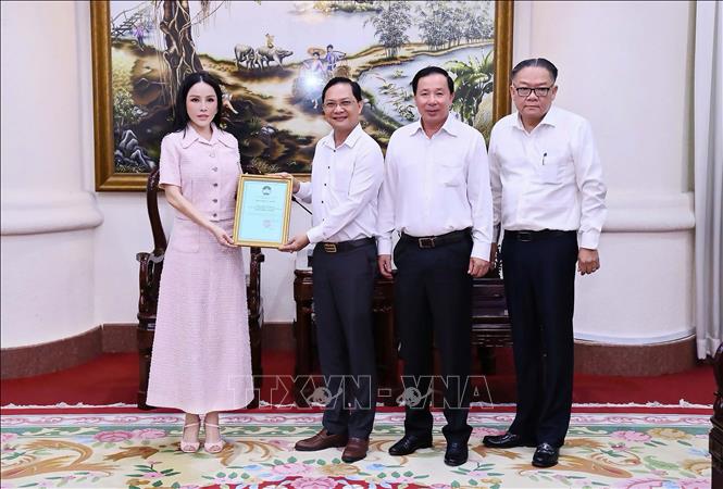 Lãnh đạo tỉnh Đồng Nai trao thư tri ân cho bà Lê Nữ Thùy Dương, Chủ tịch kiêm Tổng giám đốc Tập đoàn KN Holdings đã ủng hộ đồng bào đồng bào bị thiệt hại do bão, lũ. Ảnh: Lê Xuân-TTXVN