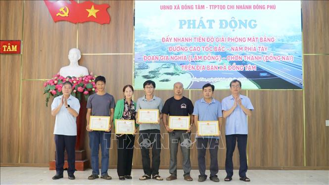 Lãnh đạo xã Đồng Tâm tuyên dương, khen thưởng 5 hộ gia đình tiêu biểu trong công tác bàn giao mặt bằng Dự án Đầu tư xây dựng đường cao tốc Bắc - Nam phía Tây đoạn Gia Nghĩa (Lâm Đồng) - Chơn Thành (Đồng Nai). Ảnh: Nhật Bình – TTXVN.