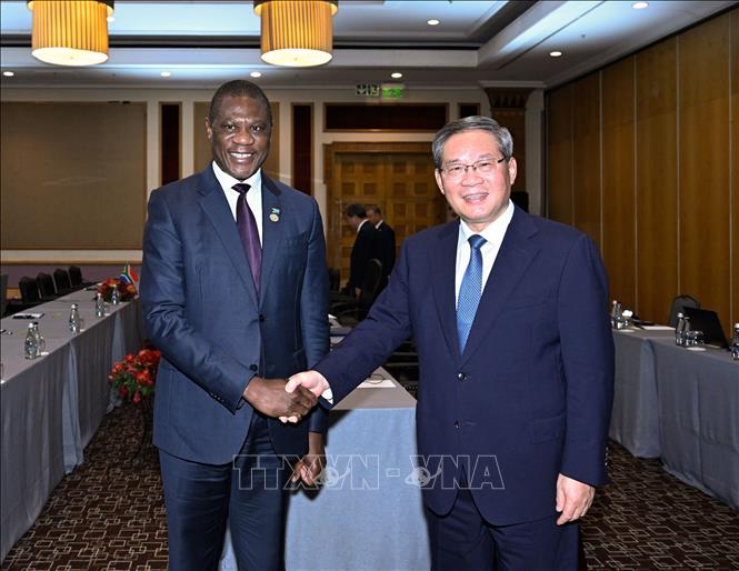 Thủ tướng Trung Quốc Lý Cường (phải) trong cuộc gặp Phó Tổng thống Nam Phi Paul Mashatile ở Johannesburg ngày 23/11/2025. Ảnh: THX/TTXVN