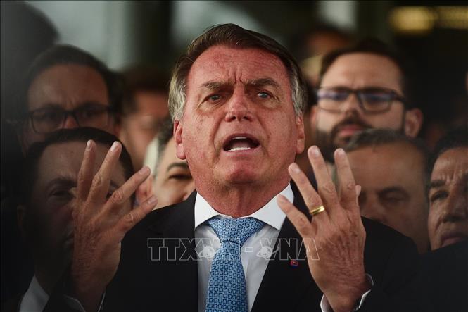 Cựu Tổng thống Brazil Jair Bolsonaro phát biểu với báo giới tại Brasilia ngày 26/3/2025. Ảnh: THX/TTXVN
