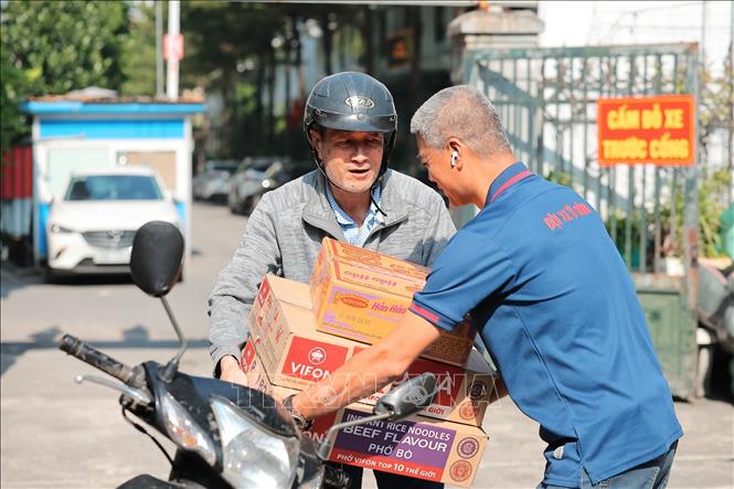 Tình nguyện viên tiếp nhận hỗ trợ của người dân Thủ đô dành cho miền Trung tại điểm 105 Xuân La. Ảnh: Lê Đông - TTXVN