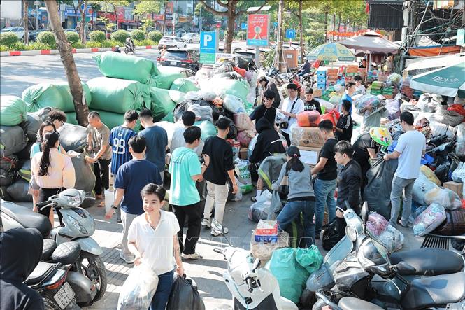 Điểm tiếp nhận hỗ trợ đồng bào miền Trung của chị Nguyễn Thị Vân số 8 Ô Chợ Dừa, Hà Nội. Ảnh: Lê Đông - TTXVN