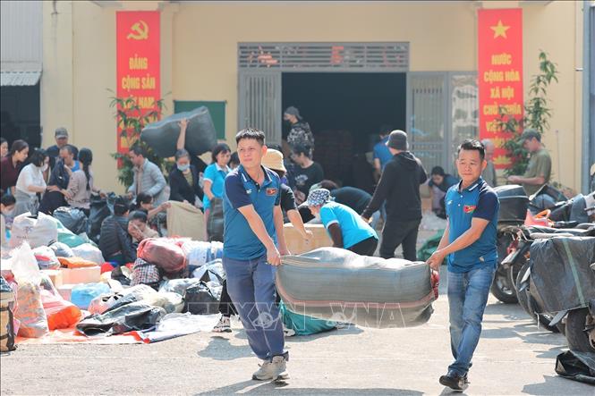 Tình nguyện viên vận chuyển hàng ra nơi tập kết vận chuyển hỗ trợ miền Trung tại điểm 105 Xuân La. Ảnh: Lê Đông - TTXVN