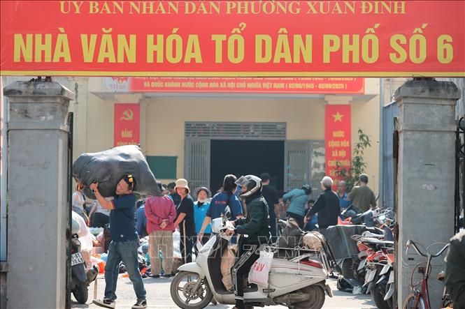 Điểm tiếp nhận hỗ trợ đồng bào miền Trung của “Đội xe 0 đồng Hà Nội” 105 Xuân La, phường Xuân Đỉnh, Hà Nội. Ảnh: Lê Đông - TTXVN
