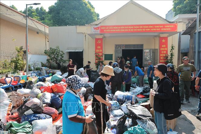 Điểm tiếp nhận hỗ trợ đồng bào miền Trung của “Đội xe 0 đồng Hà Nội” 105 Xuân La, phường Xuân Đỉnh, Hà Nội. Ảnh: Lê Đông - TTXVN