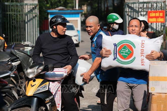 Tình nguyện viên tiếp nhận hỗ trợ của người dân Thủ đô dành cho miền Trung tại điểm 105 Xuân La. Ảnh: Lê Đông - TTXVN