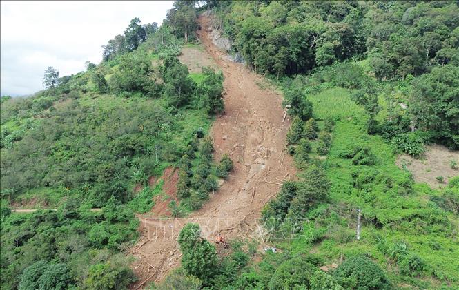 Đất đá từ sườn núi sạt lở tràn xuống tuyến tỉnh lộ ĐT 707 (xã Bác Ái Tây, Khánh Hòa). Ảnh: Nguyễn Thành – TTXVN