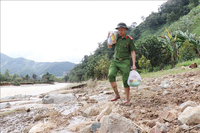 Lực lượng công an tiếp tế nhu yếu phẩm cứu trợ người dân vùng lũ xã Bác Ái Tây (Khánh Hòa). Ảnh: Nguyễn Thành – TTXVN