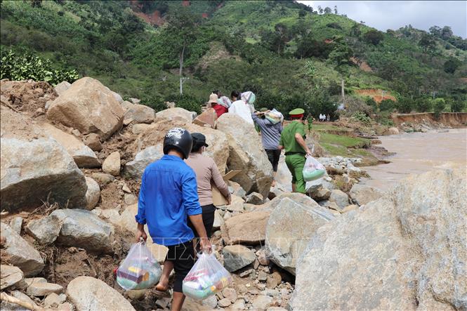 Lực lượng công an, đoàn thanh niên và các nhà hảo tâm tiếp tế nhu yếu phẩm cứu trợ người dân vùng lũ ở xã Bác Ái Tây (Khánh Hòa). Ảnh: Nguyễn Thành – TTXVN