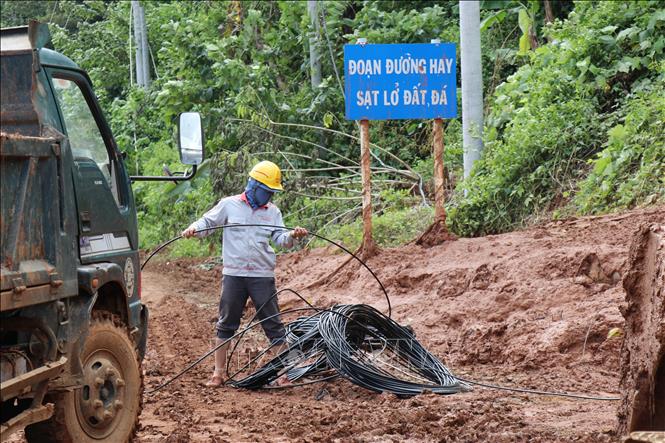 Nhanh chóng khôi phục hạ tầng viễn thông sau mưa lũ tại xã Bác Ái Tây (Khánh Hòa). Ảnh: Nguyễn Thành - TTXVN