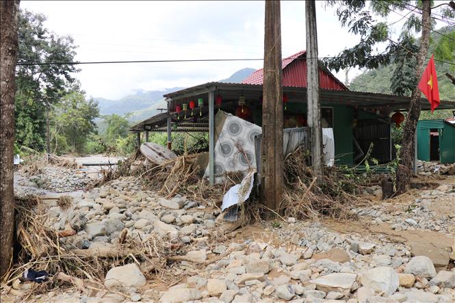Nhà người dân tại xã Bác Ái Tây (Khánh Hòa) bị hư hại nặng do mưa lũ. Ảnh: Nguyễn Thành – TTXVN