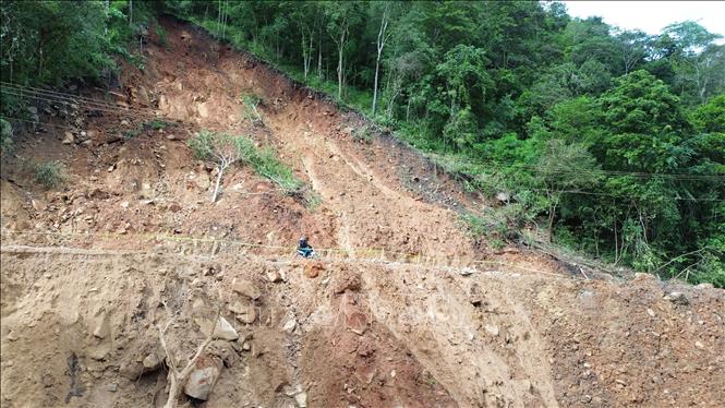 Một điểm sạt lở nặng trên tuyến tỉnh lộ ĐT 707 (xã Bác Ái Tây, Khánh Hòa). Ảnh: Nguyễn Thành – TTXVN