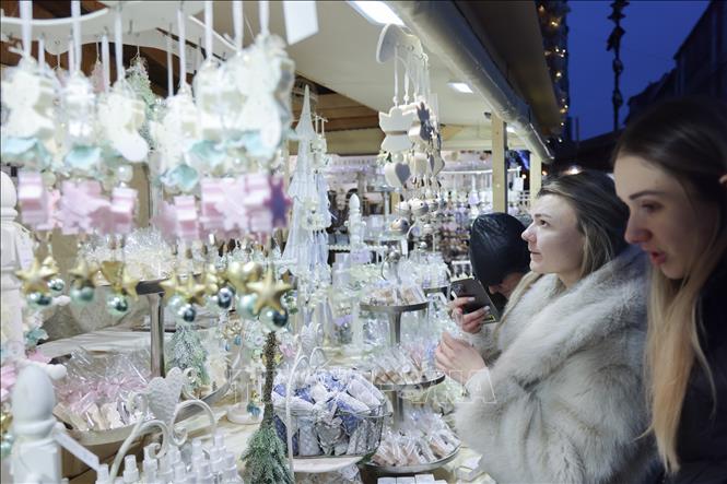Người dân mua đồ trang trí Giáng sinh tại chợ ở Budapest, Hungary ngày 15/11/2025. Ảnh: THX/TTXVN