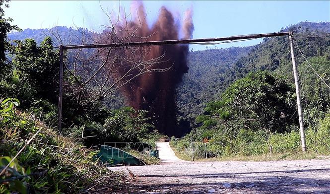 Quả bom M118 được hủy nổ thành công. Ảnh: Thanh Hải - TTXVN 