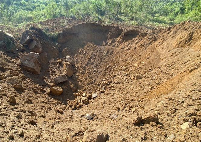 Hiện trường quả bom M118 sau khi kích nổ thành công. Ảnh: Thanh Hải - TTXVN 