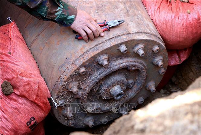 Phần đuôi quả bom M118, nặng 1,2 tấn. Ảnh: Thanh Hải - TTXVN 