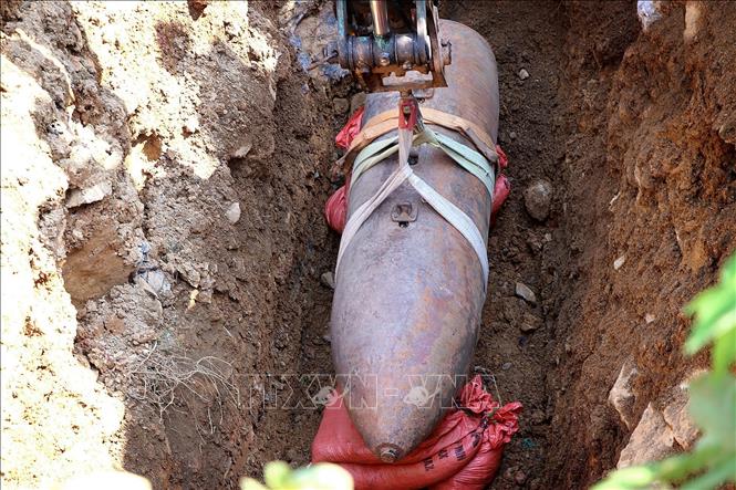 Quả bom M118 nặng khoảng 1,2 tấn được người dân phát hiện ngày 17/11/2025 trước đó. Ảnh: Thanh Hải - TTXVN 