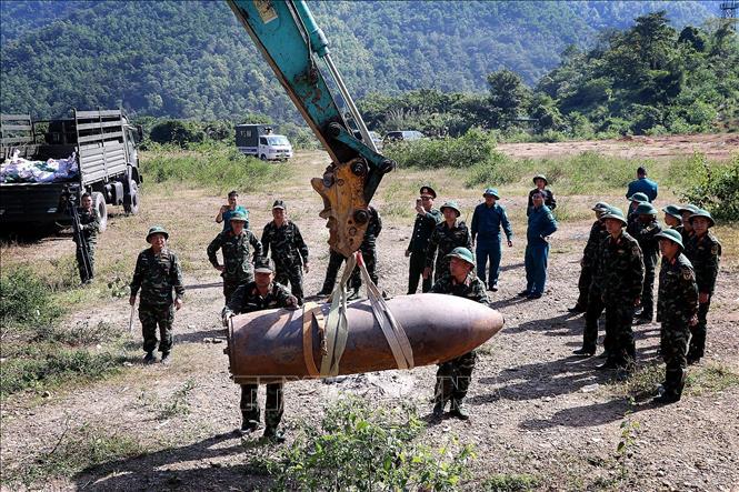 Điểm huy nổ bom M118 trên núi cao hết sức khó khăn. Ảnh: Thanh Hải - TTXVN 