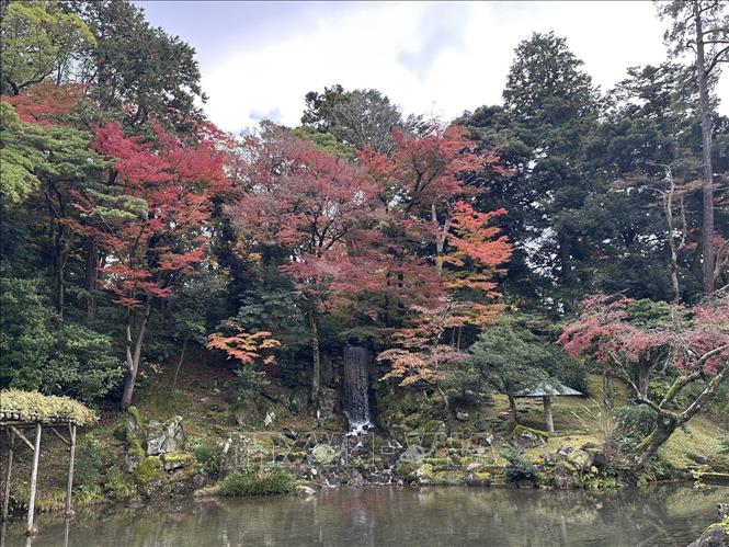 Thác nước và hồ Kasumigaike tượng trưng cho nguồn nước, một trong sáu đặc điểm làm nên vẻ đẹp Kenrokuen. Ảnh: Nguyễn Tuyến – PV TTXVN tại Nhật Bản