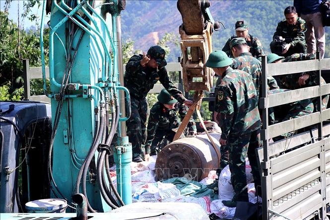 Lực lượng quân đội làm công tác kiểm tra bom M118 trước khi xuống xe chuyên dụng quân sự. Ảnh: Thanh Hải - TTXVN 