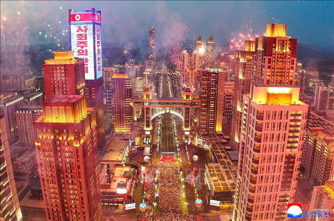 Lễ khánh thành 10.000 căn hộ mới ở khu đô thị mới Hwasong ở Bình Nhưỡng, Triều Tiên. Ảnh: Yonhap/TTXVN