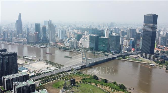 Cầu Ba Son là một trong những công trình kết nối giữa khu tài chính hiện hữu với Khu đô thị mới Thủ Thiêm. Ảnh: Quang Châu-TTXVN