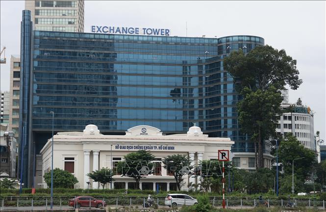 Sở Giao dịch Chứng khoán TP. Hồ Chí Minh (HOSE), với tỷ trọng vốn hóa hơn 94% thị trường (tính đến cuối tháng 10/2025), giữ vai trò trung tâm trong định hướng phát triển IFC Việt Nam. Ảnh: Hứa Chung-TTXVN