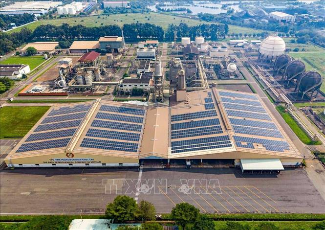 Hệ thống điện mặt trời hiện đóng góp khoảng 4 - 5% tổng sản lượng điện tiêu thụ của nhà máy, góp phần giảm tải nhu cầu điện từ lưới, nâng cao hiệu quả sử dụng năng lượng và giảm phát thải khí nhà kính. Ảnh: Hoàng Hiếu - TTXVN