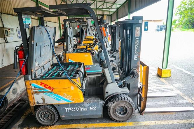 Nhằm giảm thiểu phát thải và hướng tới vận hành bền vững, Công ty đầu tư xe nâng chạy điện trong hầu hết các hoạt động bốc xếp. Ảnh: Hoàng Hiếu - TTXVN