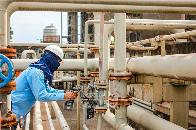 Công nhân kiểm tra bảo trì, bảo dưỡng các thiết bị, đảm bảo an toàn trong quá trình vận hành nhà máy. Ảnh: Hoàng Hiếu - TTXVN
