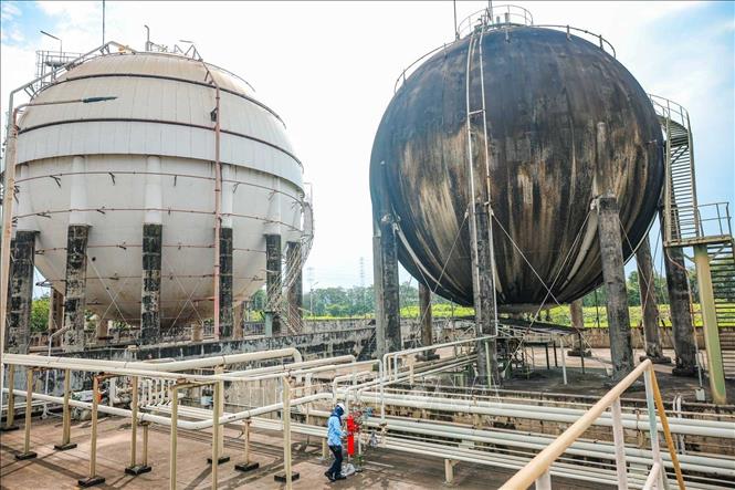 Công nhân kiểm tra bảo trì, bảo dưỡng các thiết bị, đảm bảo an toàn trong quá trình vận hành nhà máy. Ảnh: Hoàng Hiếu - TTXVN