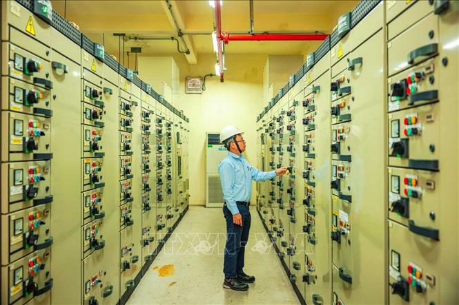 Bên trong phòng điện điều khiển motor. Ảnh: Hoàng Hiếu - TTXVN