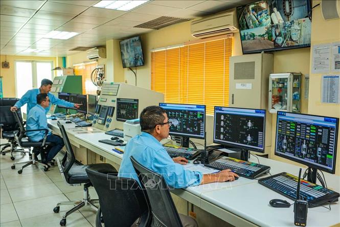 Hệ thống điều khiển trung tâm của TPC VINA giúp theo dõi liên tục các hoạt động của nhà máy, tối ưu hoá thời gian sản xuất, giảm chi phí, tăng năng suất và ổn định chất lượng sản phẩm. Ảnh: Hoàng Hiếu - TTXVN