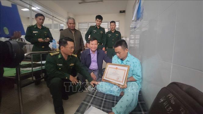 Chính ủy Bộ đội Biên phòng tỉnh Gia Lai Đoàn Văn Báu trao tặng Bằng khen cho Thiếu tá Nguyễn Khắc Thinh. Ảnh: Sỹ Thắng - TTXVN

