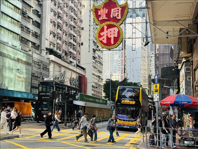 Người dân di chuyển trên đường phố Hong Kong. Ảnh: Mạc Luyện - PV TTXVN tại Hong Kong