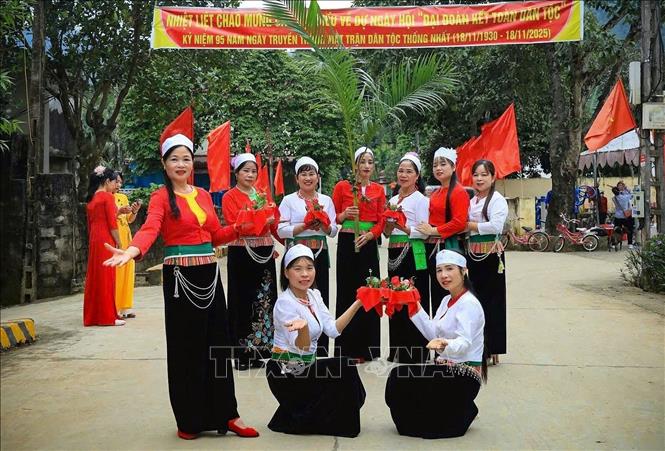 Thành viên các câu lạc dân ca, dân vũ xã Liên Sơn nỗ lực giữ gìn tiếng chiêng, điệu hát Mường. Ảnh: Trọng Đạt - TTXVN