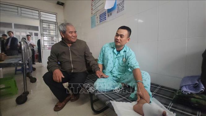 Người dân ở phường Quy Nhơn Đông đến thăm hỏi Thiếu tá Nguyễn Khắc Thinh (phải). Ảnh: Sỹ Thắng-TTXVN

