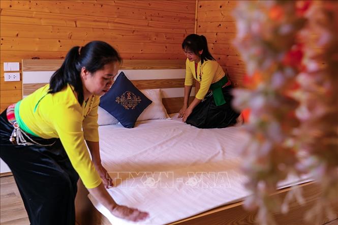 Các homestay tại xã Liên Sơn đã tạo việc làm cho lao động địa phương, góp phần gìn giữ và quảng bá những giá trị văn hóa dân tộc Mường đến với du khách. Ảnh: Trọng Đạt-TTXVN