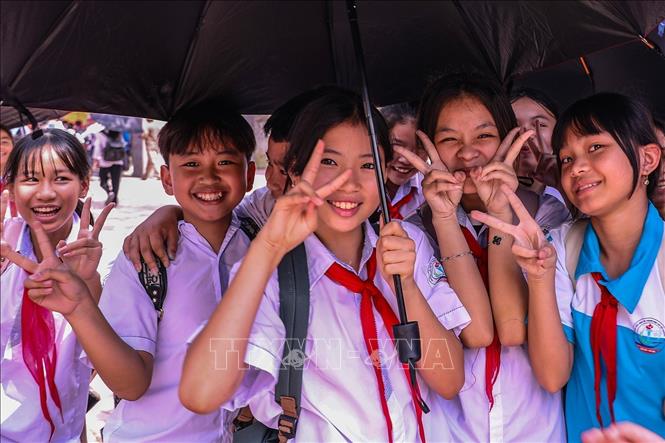 Niềm vui đến trường của học sinh trường Tiểu học và THCS Thành Lập xã Liên Sơn, tỉnh Phú Thọ. Ảnh: Trọng Đạt - TTXVN