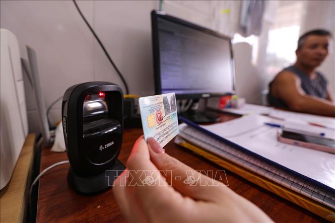 Công tác khám chữa bệnh bảo hiểm y tế (BHYT) bằng sổ điện tử tại Trạm Y tế xã Liên Sơn (Phú Thọ). Ảnh: Trọng Đạt - TTXVN