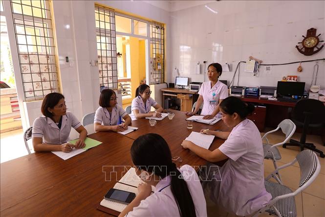 Buổi giao ban đầu tuần của các y, bác sĩ tại Trạm Y tế xã Liên Sơn (Phú Thọ). Ảnh: Trọng Đạt - TTXVN